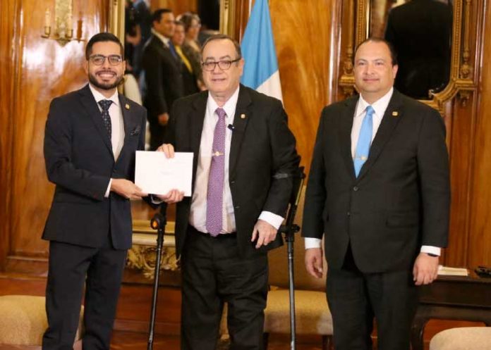 1 Compañero Luis Briones, Presidente Alejandro Giammattei y el Canciller Mario Búcaro Flores