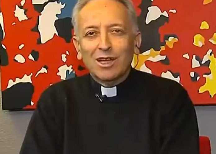 El “cura de Tinder” que ayuda a encontrar novios “celestiales”