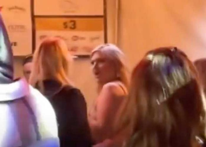 Influencer se salta fila asegurando que “es hermosa” y recibe paliza