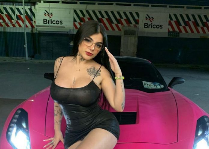 1 Karely Ruiz posa casi desnuda en cosplay de Mystique de X-Men