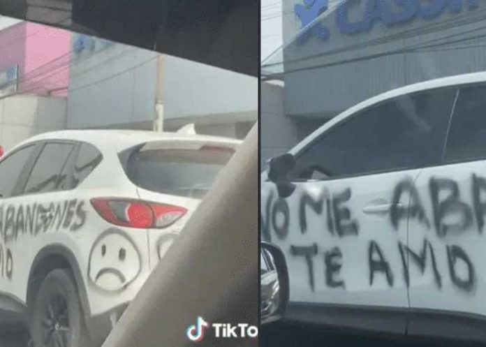 Mujer raya el carro de su ex para que no la dejara: “No me abandones”