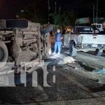 Vivo de milagro tras volcarse en los semáforos de La Rocargo, Managua Vivo de milagro tras volcarse en los semáforos de La Rocargo, Managua
