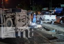 Vivo de milagro tras volcarse en los semáforos de La Rocargo, Managua Vivo de milagro tras volcarse en los semáforos de La Rocargo, Managua