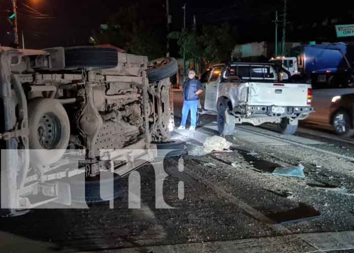 Vivo de milagro tras volcarse en los semáforos de La Rocargo, Managua