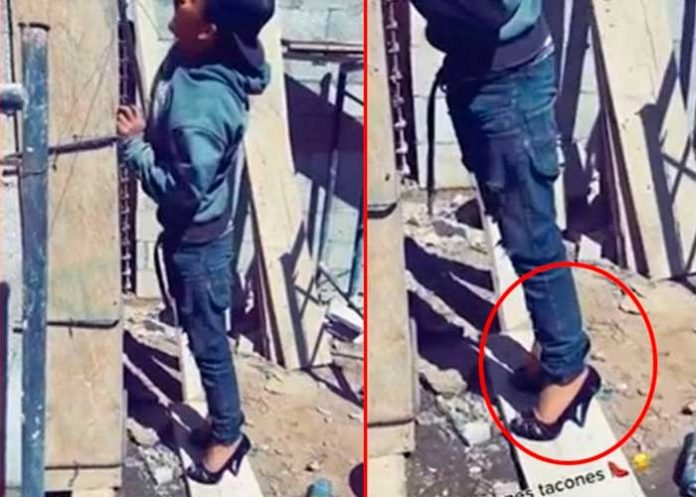 “A falta de una escalera” albañil usa tacones de mujer