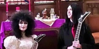 Carro fúnebre y guitarras por anillos: Así fue la boda del “Heavy Metal”