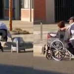 “Amor eterno”, abuelo sin una pierna pasea a su esposa en silla de rueda “Amor eterno”, abuelo sin una pierna pasea a su esposa en silla de rueda