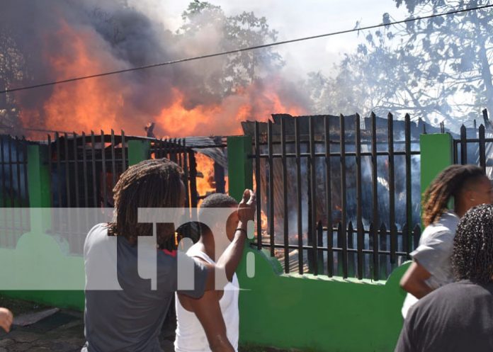 Foto: En Bluefields tres viviendas quedaron reducidas a escombros por un incendio / TN8