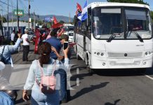 León da caluroso recibimiento a buses de transporte colectivo Foto: Pobladores de León dan caluroso recibimiento a buses de transporte colectivo / TN8