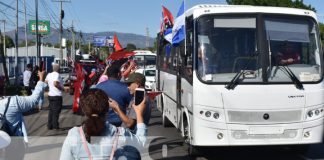 Foto: Pobladores de León dan caluroso recibimiento a buses de transporte colectivo / TN8