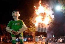 ¡Alegre el evento! En Argentina queman figuras gigantes de Messi y Martínez (Video)