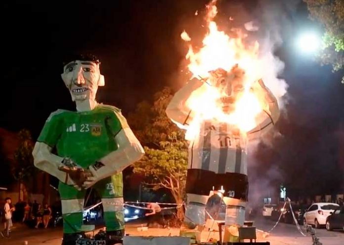 ¡Alegre el evento! En Argentina queman figuras gigantes de Messi y Martínez (Video)