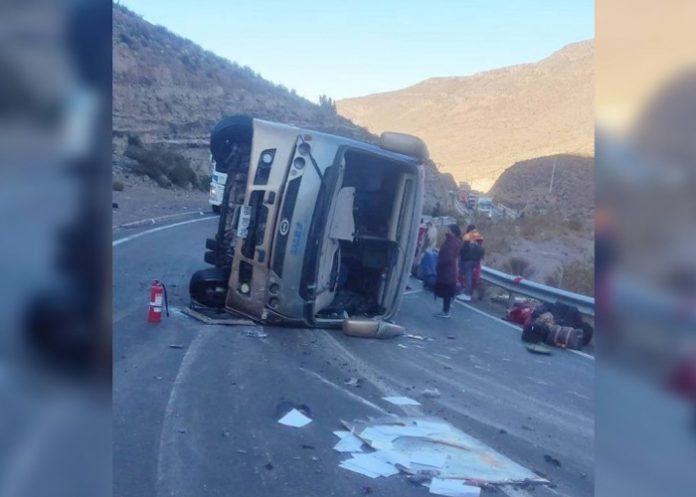 Dos muertos y 28 lesionados en accidente vial al norte de Chile (VIDEO)