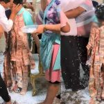 ¡Que chavalo más suertero! Padrinos lo llenan de dinero por su bautizo Invitados llenan de dinero a un niño en su bautizo