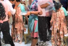 ¡Que chavalo más suertero! Padrinos lo llenan de dinero por su bautizo Invitados llenan de dinero a un niño en su bautizo