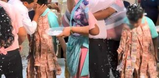 Invitados llenan de dinero a un niño en su bautizo