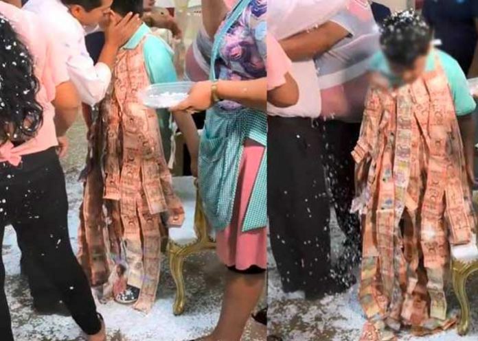 1 Invitados llenan de dinero a un niño en su bautizo