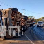 Rastra cargada de alimento de ganado se da vuelta en la Rotonda de Monimbó