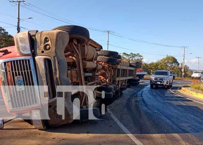 Rastra cargada de alimento de ganado se da vuelta en la Rotonda de Monimbó