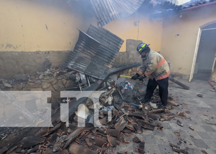 Mujer con problemas mentales provoca incendio de su vivienda en Granada