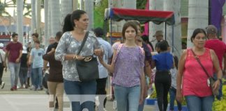 Foto: Familias disfrutan de los diferentes atractivos que ofrece la Avenida Bolívar, en Managua / TN8
