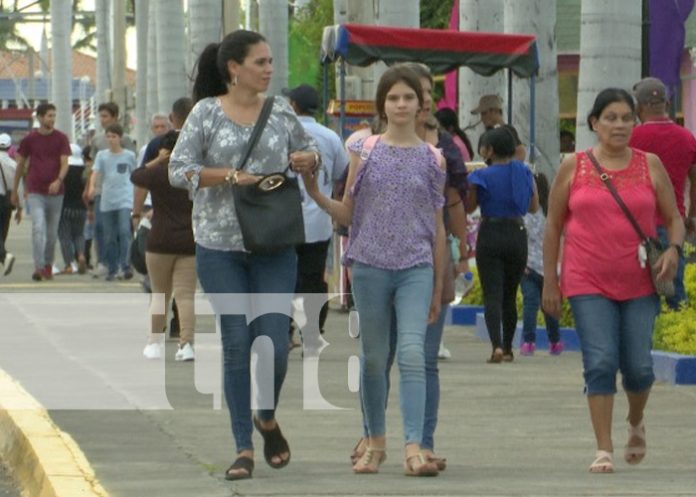 1 Foto: Familias disfrutan de los diferentes atractivos que ofrece la Avenida Bolívar, en Managua / TN8