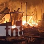 Infernal incendio reduce a cenizas cinco viviendas en Río Blanco