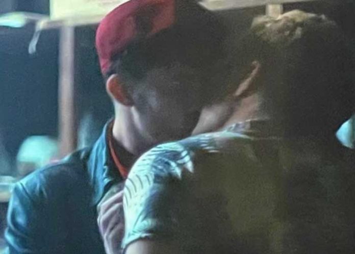 Filtran foto de Bad Bunny dándose candente beso con otro hombre