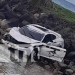 Al mar fue parar un conductor con su vehículo en Corn Island