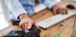 ¡Despedido! Empleado se autollamaba más de 190 veces para no atender clientes