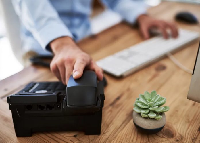 ¡Despedido! Empleado se autollamaba más de 190 veces para no atender clientes