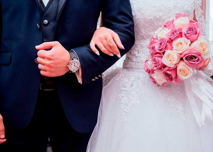 Novio le juega una broma pesada a su futura esposa el día de la boda