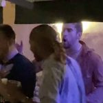 Anda desatado: Filtran video de Bad Bunny quitando celulares en un bar Anda desatado: Filtran video de Bad Bunny quitando celulares en un bar