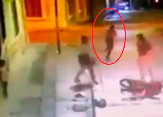 1 Chavalas no se dejan robar y le dan golpiza a presunto asaltante (Video)