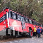 Foto: Supuestas fallas mecánicas provocan que un bus termine volcado en Nueva Segovia / TN8