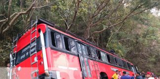 Foto: Supuestas fallas mecánicas provocan que un bus termine volcado en Nueva Segovia / TN8