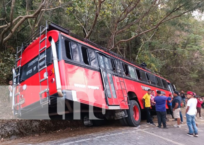 1 Foto: Supuestas fallas mecánicas provocan que un bus termine volcado en Nueva Segovia / TN8