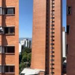 Mujer se pone en riesgo al limpiar la ventana de un décimo piso sin seguridad Mujer se pone en riesgo al limpiar la ventana de su casa en un décimo piso