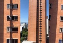 Mujer se pone en riesgo al limpiar la ventana de un décimo piso sin seguridad Mujer se pone en riesgo al limpiar la ventana de su casa en un décimo piso