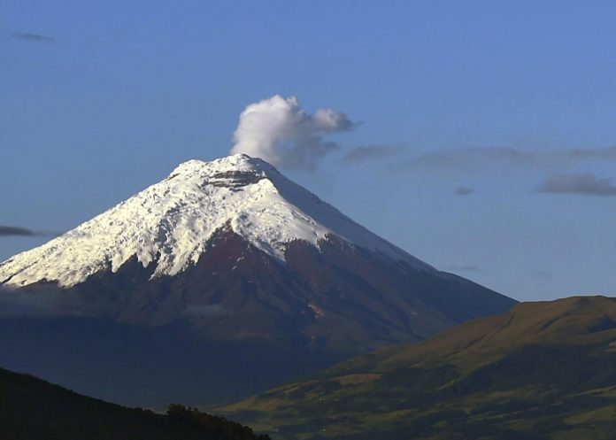 Volcán Cotopaxi emana columna de gases y ceniza en Ecuador