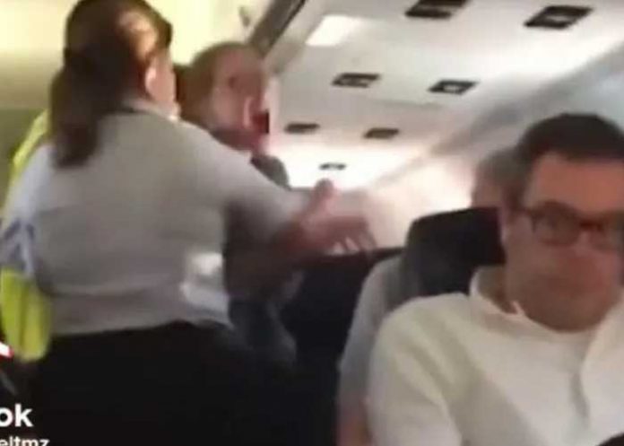 ¡Qué locura! Joven llora en pleno vuelo porque el novio la “cortó”