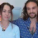 Insólito: Mujer produce leche y el novio se le "pega como ternero"