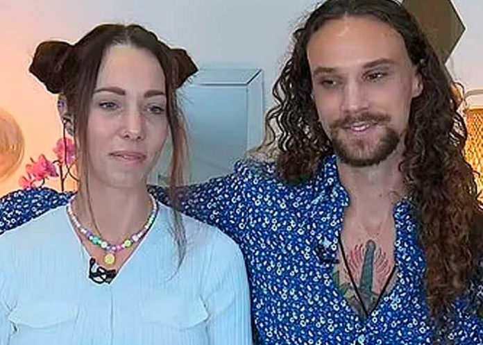 Insólito: Mujer produce leche y el novio se le 