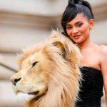 Asombro y críticas recibe Kylie Jenner tras lucir en moda una cabeza de león Kylie Jenner desata revuelo tras lucir una cabeza de león