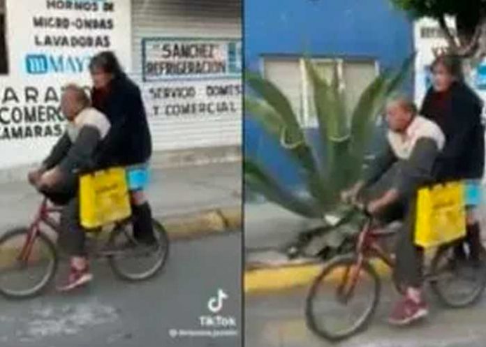 Viralizan tierno video de dos abuelitos en bicicleta