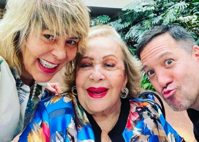 Hijo de Silvia Pinal cachado tratando de cambiar   testamento 