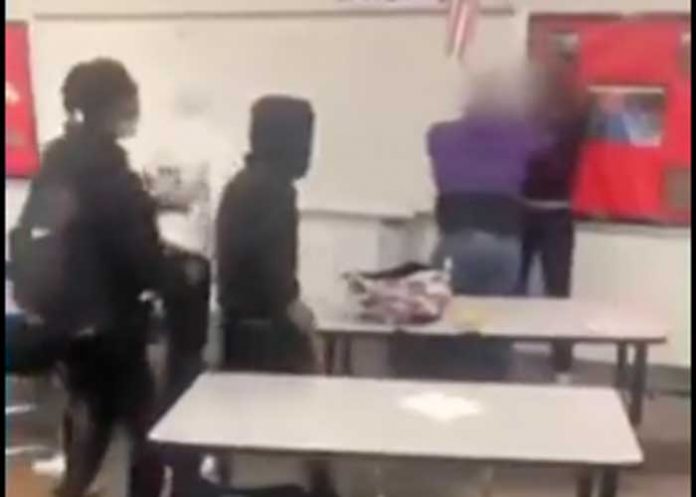 Profesor de Texas le llamó la atención por hablar alto