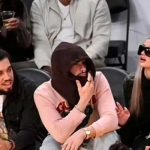 Bad Bunny aparece en público ocultando su identidad