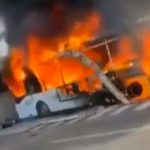 Terror en Francia por bus escolar que ardió en llamas y avanzó sin control Autobús escolar arde en llamas y avanza sin control en Francia