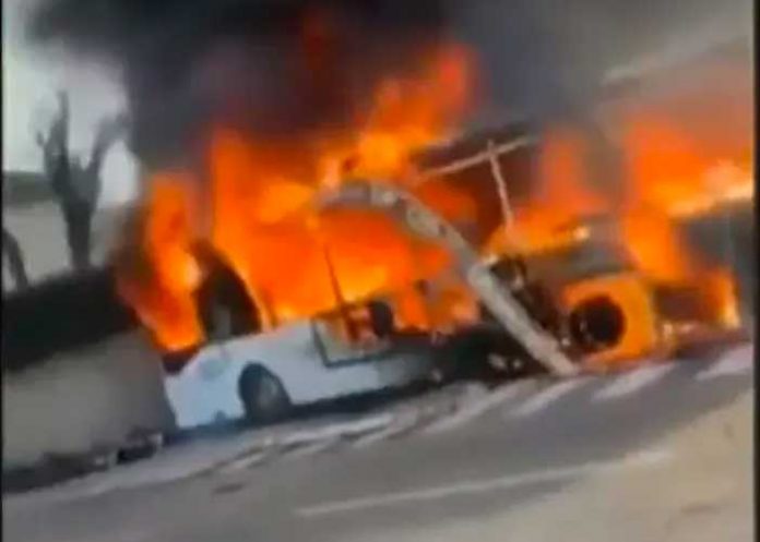 Autobús escolar arde en llamas y avanza sin control en Francia